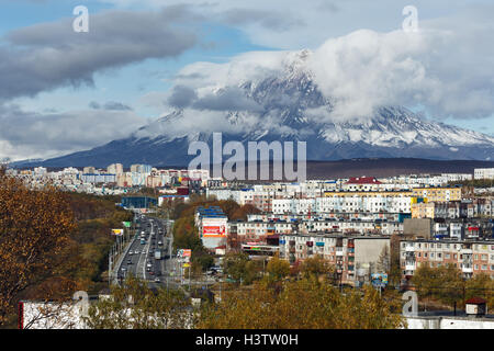 Kamtschatka Herbst Ansicht der Stadt Petropawlowsk-Kamtschatski auf Hintergrund schön Koryaksky Vulkan. Russischen Fernen Osten. Stockfoto