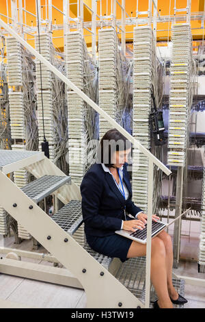 Techniker mit auf laptop Stockfoto