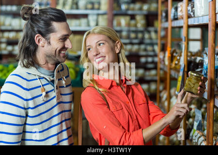 Glückliches Paar Gurken auswählen Stockfoto