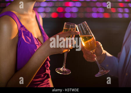 Paar, toasten Glas Sekt in der Bar Stockfoto