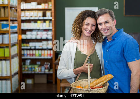 Porträt des glücklichen Paares stehend mit einem Korb Stockfoto