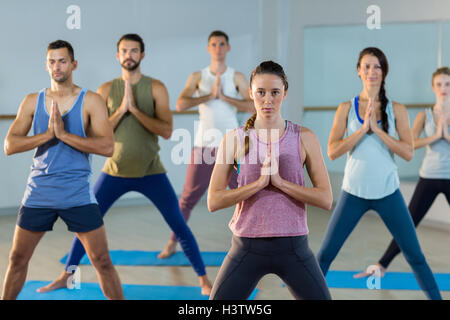 Kursleiter Yogakurs teilnehmen Stockfoto