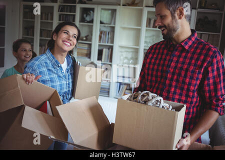 Glückliche Familie zusammen Kartons Auspacken Stockfoto