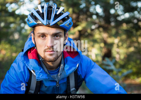 Porträt von männlichen Mountainbiker im Wald Stockfoto