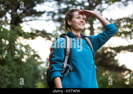 Weibliche Wanderer Abschirmung Augen Stockfoto