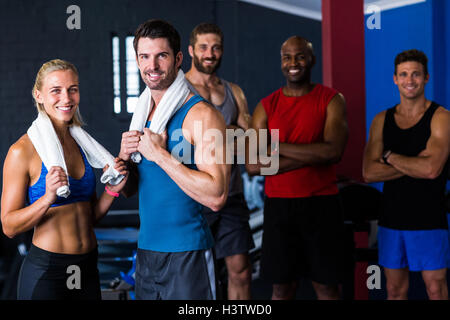 Porträt der happy multiethnischen Friends im Fitness-Studio Stockfoto