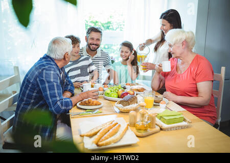 Mehr-Generationen-Familie am Frühstückstisch sitzen Stockfoto