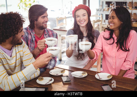 Gruppe der happy Friends halten Tasse Kaffee Stockfoto