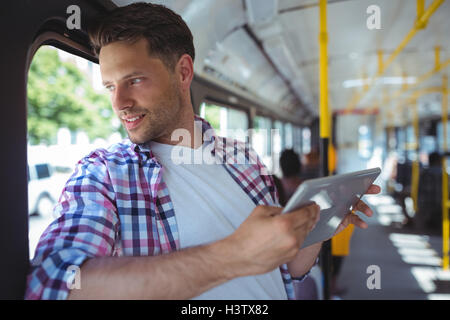 Gut aussehender Mann mit digital-Tablette Stockfoto