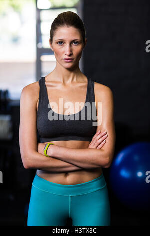 Überzeugt junge Sportlerin im Fitness-Studio Stockfoto