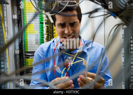 Techniker, die Befestigung der Kabel Stockfoto