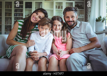 Glückliche Familie auf sofa Stockfoto