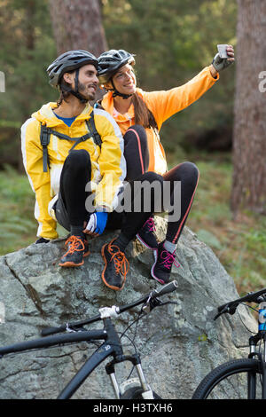 Biker paar nehmen Selfie von Handy Stockfoto