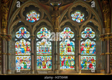 Glasfenster in der Marienkirche, Studley Royal, Yorkshire, England Stockfoto