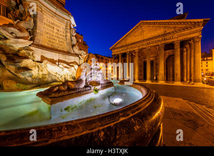 Der Brunnen Fontana del Pantheon vor dem Pantheon in Rom, Italien. Stockfoto