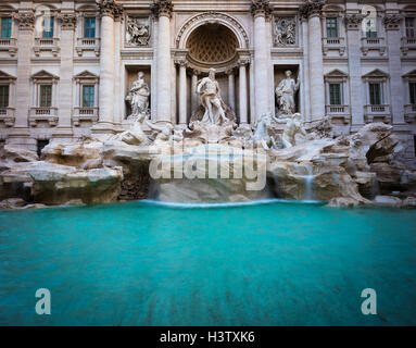 Trevi-Brunnen (Italienisch: Fontana di Trevi) ist ein Brunnen im Stadtteil Trevi in Rom, Italien Stockfoto