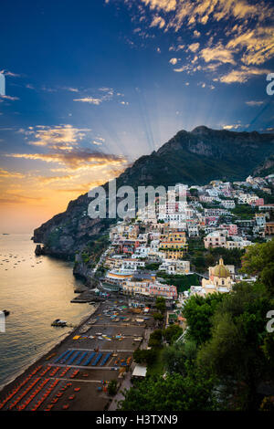 Positano ist ein Dorf und Comune an der Amalfiküste (Costiera Amalfitana), in Kampanien, Italien Stockfoto