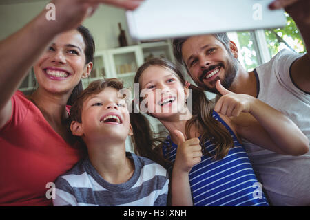 Glückliche Familie, die eine Selfie mit digital-Tablette Stockfoto
