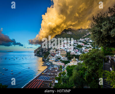 Positano ist ein Dorf und Comune an der Amalfiküste (Costiera Amalfitana), in Kampanien, Italien Stockfoto