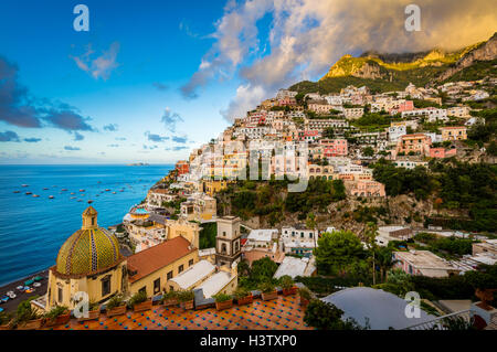 Positano ist ein Dorf und Comune an der Amalfiküste (Costiera Amalfitana), in Kampanien, Italien Stockfoto