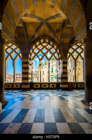 Kathedrale von Amalfi ist eine 9. Jahrhundert römisch-katholische Kathedrale in der Piazza del Duomo, Amalfi, Italien. Stockfoto