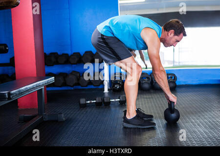 Seitenansicht der Athlet mit Kettlebell in Turnhalle Stockfoto