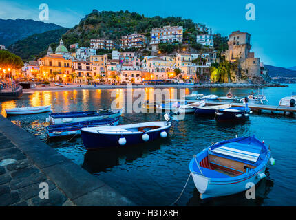 Cetara ist eine Stadt und Comune in der Provinz Salerno in der Region Kampanien im südwestlichen Italiens. Stockfoto