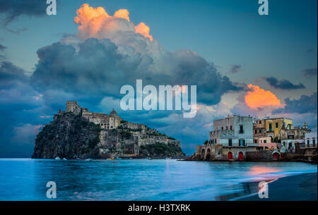 Castello Aragonese ist eine mittelalterliche Burg neben Ischia (eines der Phlegräischen Inseln), am nördlichen Ende des Golfs von Neapel Stockfoto