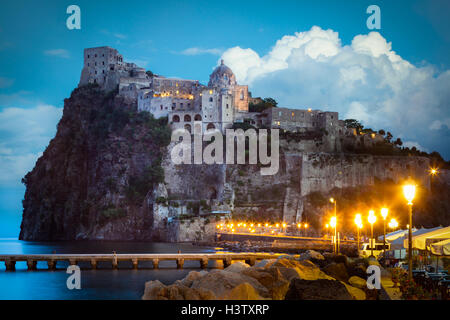 Castello Aragonese ist eine mittelalterliche Burg neben Ischia (eines der Phlegräischen Inseln) Stockfoto