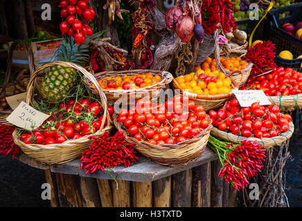 Paprika und Tomaten in Forio auf der Insel Ischia in Italien und Tomaten in Forio auf der Insel Ischia in Italien Stockfoto