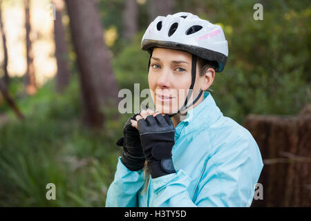 Porträt von weiblichen Mountainbiker Fahrradhelm tragen Stockfoto