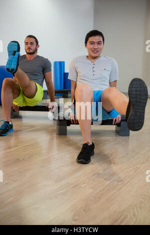 Zwei Männer, die aerobic-Übungen auf stepper Stockfoto