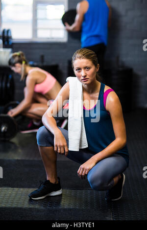 In voller Länge Portrait von Ernst Frau im Fitness-Studio Stockfoto