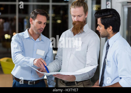 Unternehmer diskutieren über blueprint Stockfoto