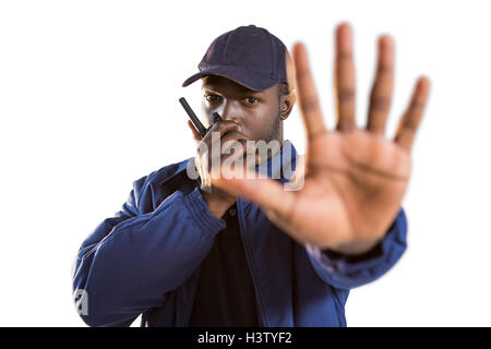 Zuverlässige Sicherheit am Walkie-Talkie zu sprechen und die Hand, die Geste zu stoppen Stockfoto