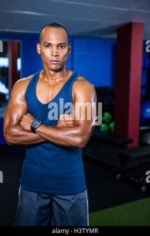 Zuversichtlich Sportler stehen im Fitnessraum Stockfoto