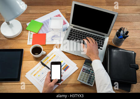 Geschäftsmann, arbeiten an seinem Schreibtisch Stockfoto