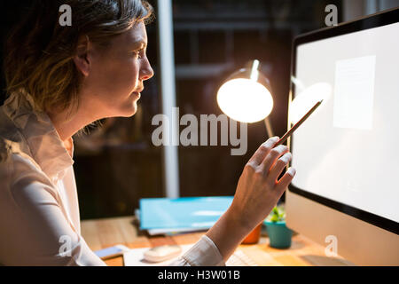Geschäftsfrau, die auf Computer an ihrem Schreibtisch arbeiten Stockfoto
