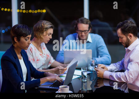 Geschäftsleute, die Arbeit im Büro Stockfoto