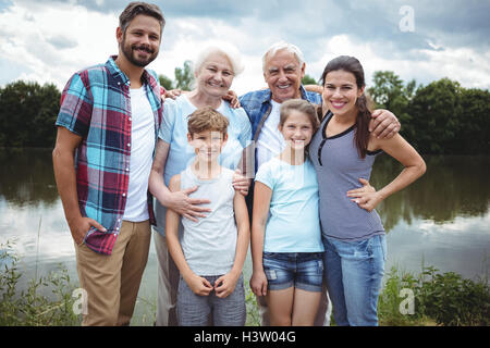 Glücklich generationsübergreifende Familie stand in der Nähe eines Flusses Stockfoto