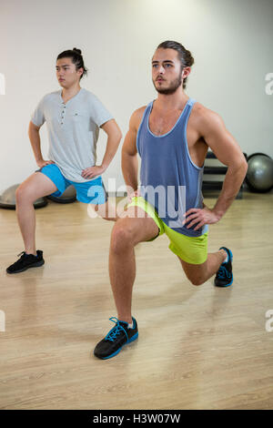 Zwei Männer, die aerobic-Übungen Stockfoto