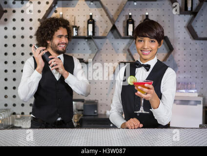 Zwei Barkeeper, cocktail und Theke-Serving in Vorbereitung Stockfoto