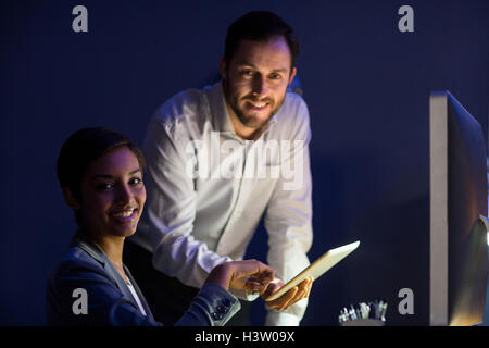 Geschäftsfrau und Geschäftsmann mit digital-Tablette Stockfoto