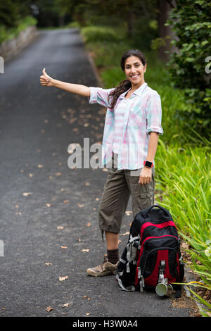 Frau per Anhalter unterwegs Landschaft Stockfoto