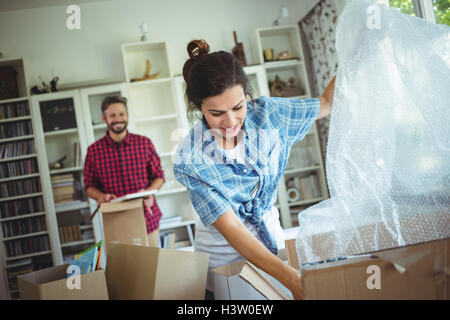 Glückliches Paar zusammen Kartons Auspacken Stockfoto