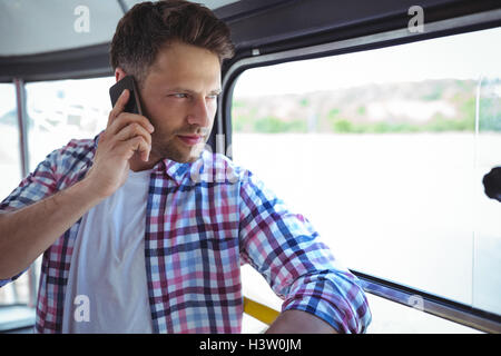 Gut aussehender Mann telefonieren mit Handy Stockfoto