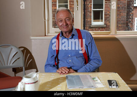 Ken Livingstone in Chichester Assembly Rooms, Förderung von seinem Buch "wird rot: A Politik für die Zukunft". 10.08.16 Stockfoto