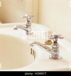 DETAIL DER 1930S 1940S STIL ANTIK WEIßEM PORZELLAN WASCHBECKEN MIT NICKEL PLATED ARMATUREN Stockfoto