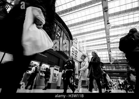 Straßenfotografie, Dokumentarfilm, Hauptverkehrszeit, Stadt, Verkehr, Glasgow, Schottland, Stockfoto