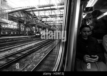 Straßenfotografie in Glasgow während der Rush Hour in schwarz / weiß Stockfoto